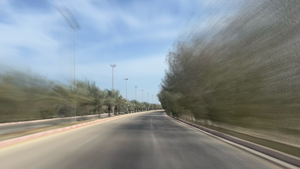 تصویری از یک شخص در حال نگاه کردن به آسمان، نمادی از ایجاد تغییر در زندگی