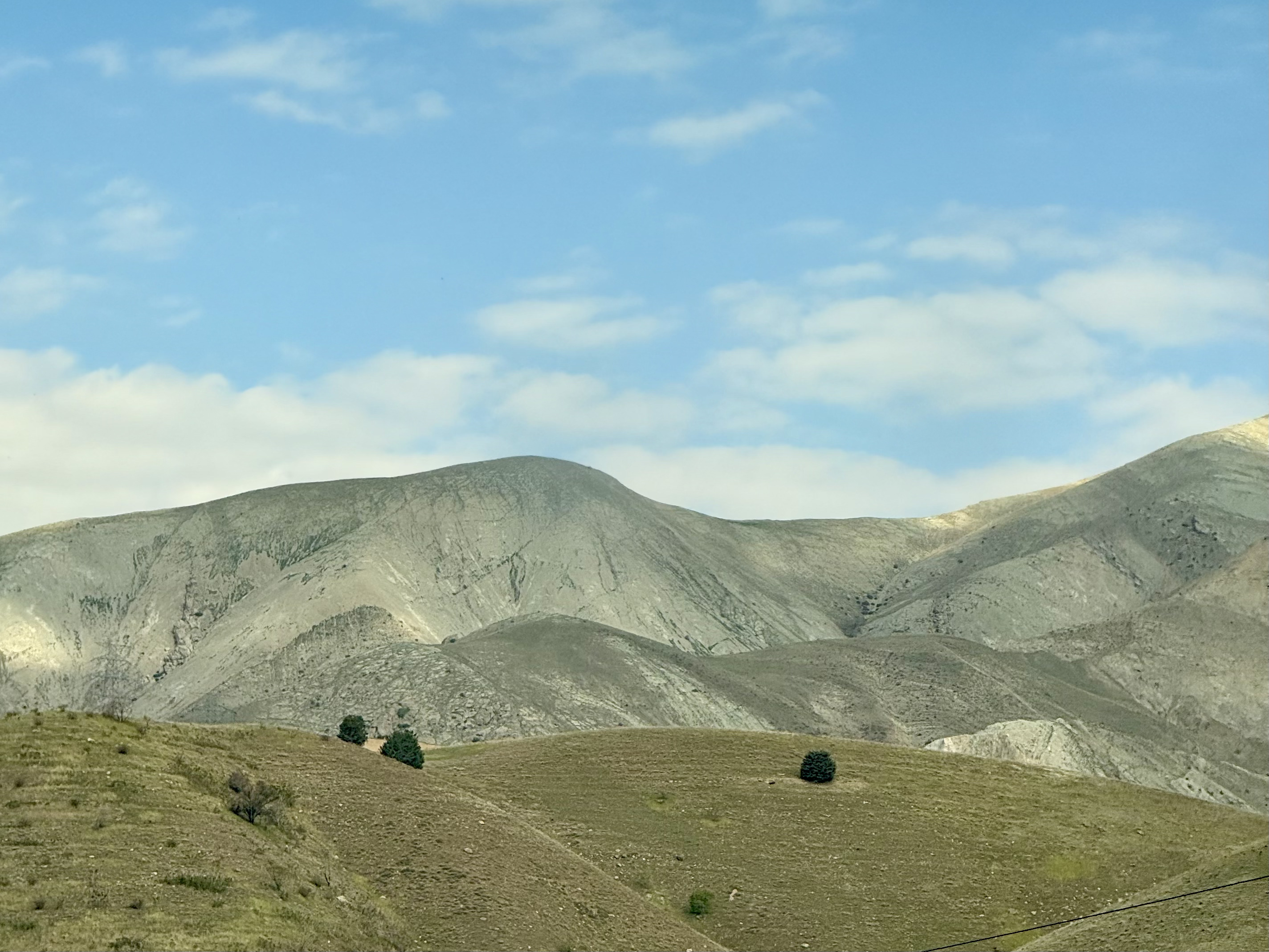 تصویری از یک شخص در حال آرام کردن ذهن خود، نمادی از کاهش اضطراب